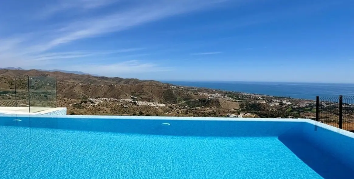 Sale of middle floor apartment in Rincón de la Victoria 26