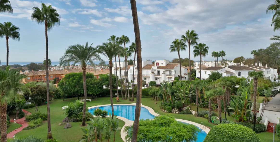 Sale of middle floor apartment in Estepona 1
