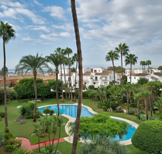 Sale of middle floor apartment in Estepona