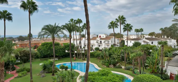 Sale of middle floor apartment in Estepona 0