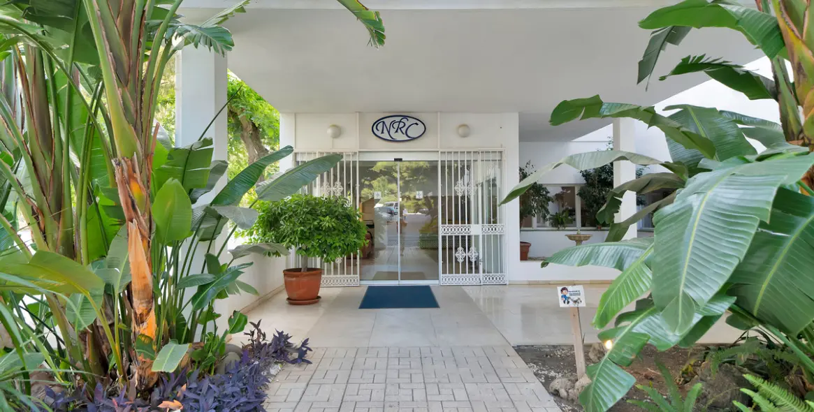 Sale of middle floor apartment in Estepona 2