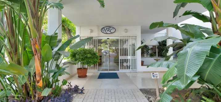 Sale of middle floor apartment in Estepona 1