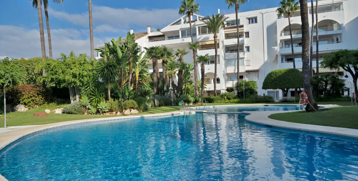 Sale of middle floor apartment in Estepona 3