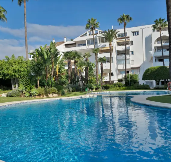 Sale of middle floor apartment in Estepona