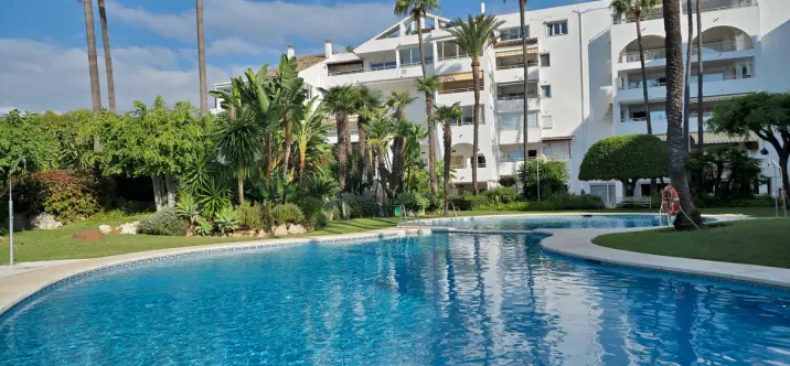 Sale of middle floor apartment in Estepona 2