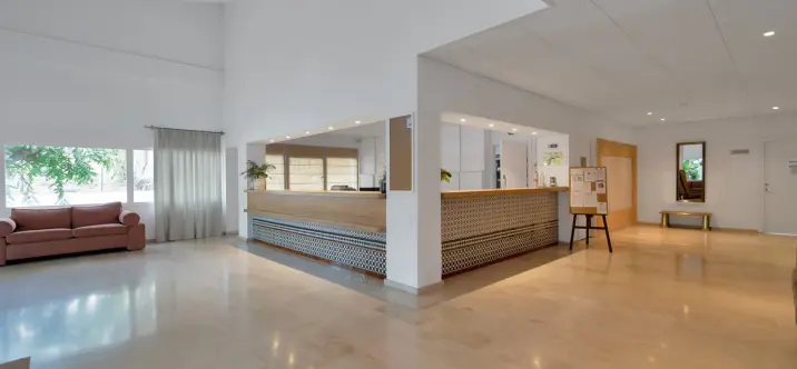 Sale of middle floor apartment in Estepona 3