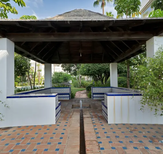 Sale of middle floor apartment in Estepona