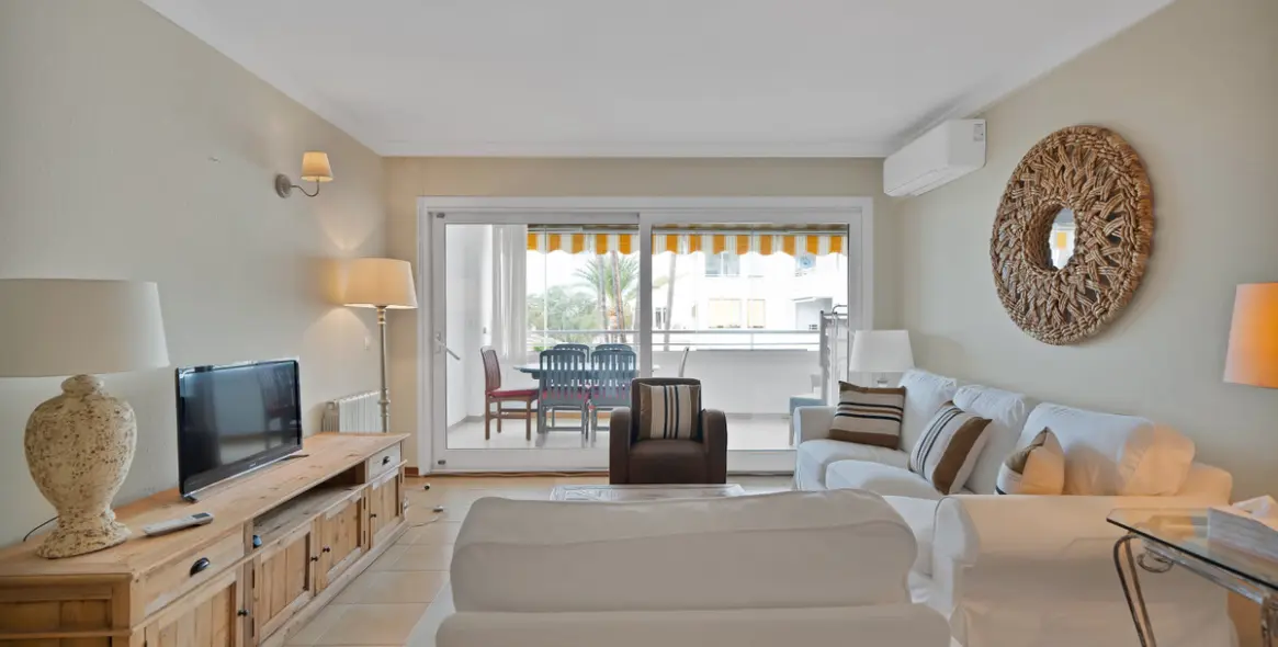 Sale of middle floor apartment in Estepona 11