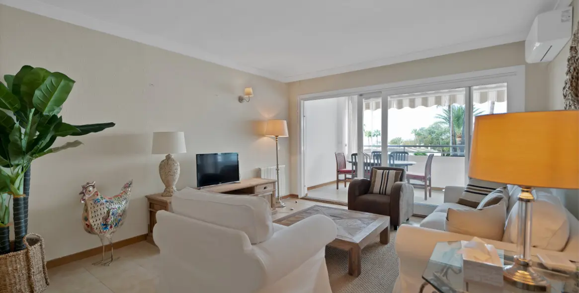 Sale of middle floor apartment in Estepona 13