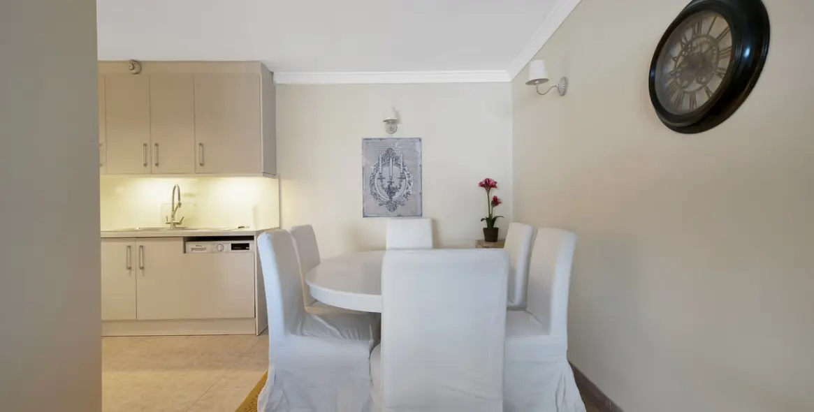 Sale of middle floor apartment in Estepona 16