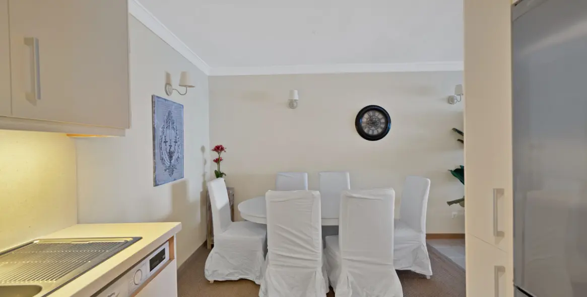 Sale of middle floor apartment in Estepona 19