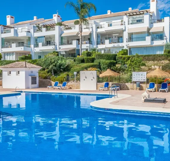 Sale of middle floor apartment in Elviria