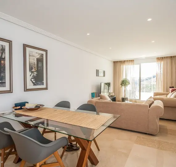Sale of middle floor apartment in Elviria