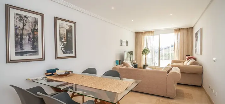 Sale of middle floor apartment in Elviria 2