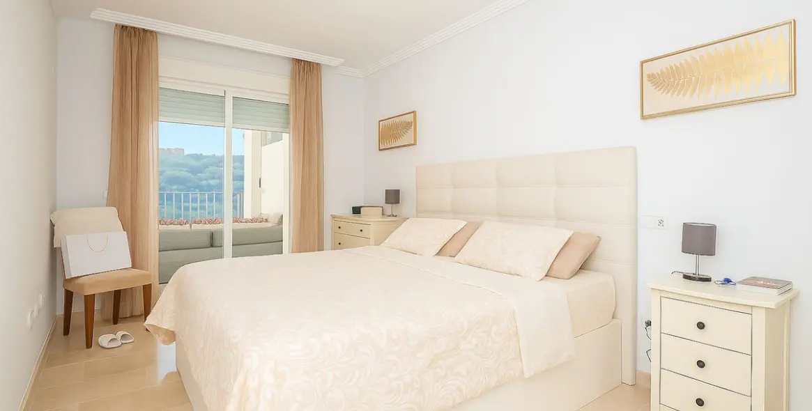 Sale of middle floor apartment in Elviria 4