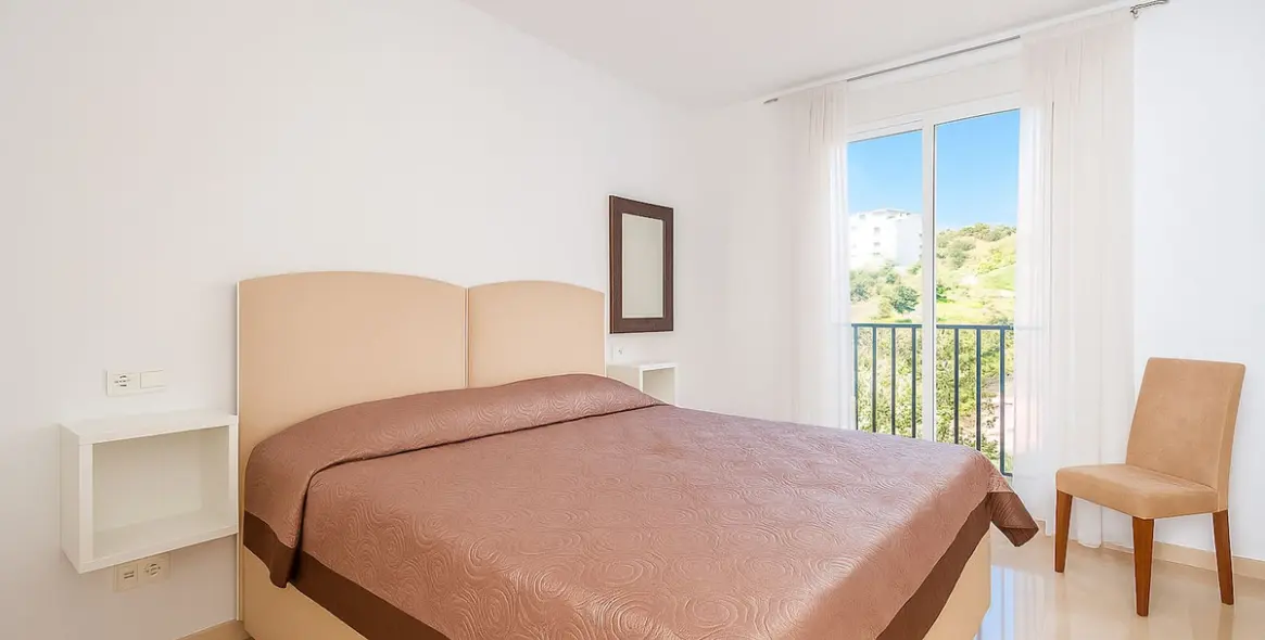 Sale of middle floor apartment in Elviria 5