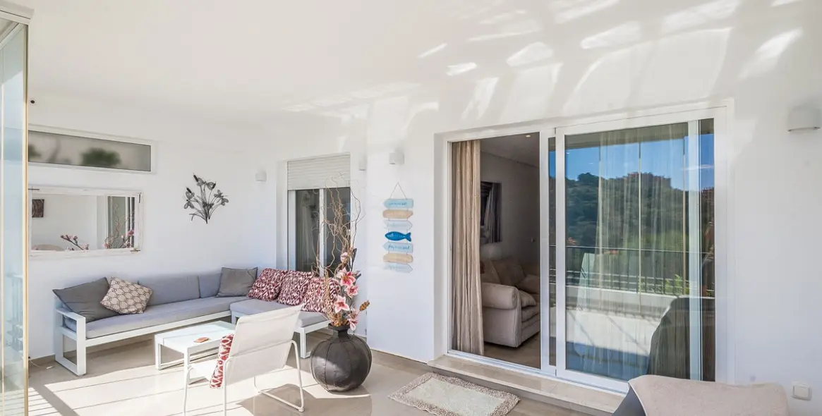 Sale of middle floor apartment in Elviria 6