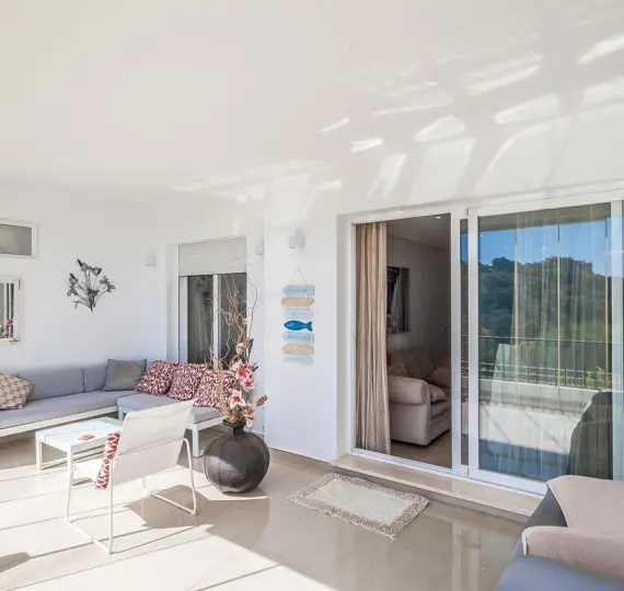 Sale of middle floor apartment in Elviria