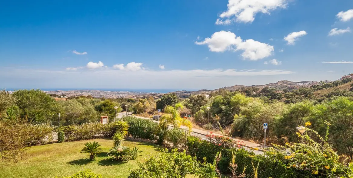 Sale of middle floor apartment in Elviria 8