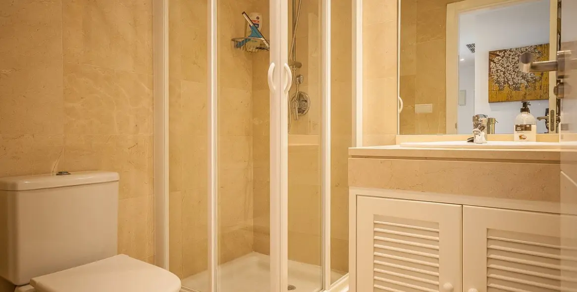 Sale of middle floor apartment in Elviria 9