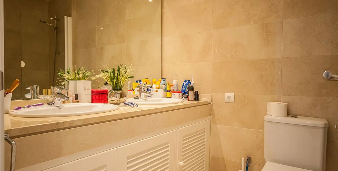 Sale of middle floor apartment in Elviria 10