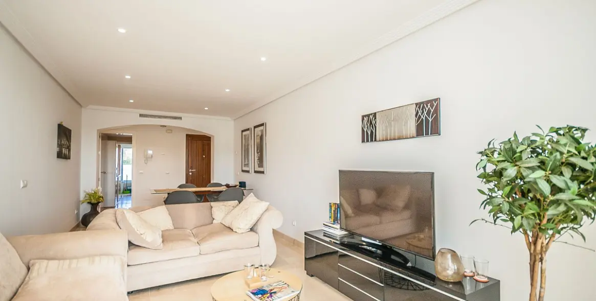 Sale of middle floor apartment in Elviria 13