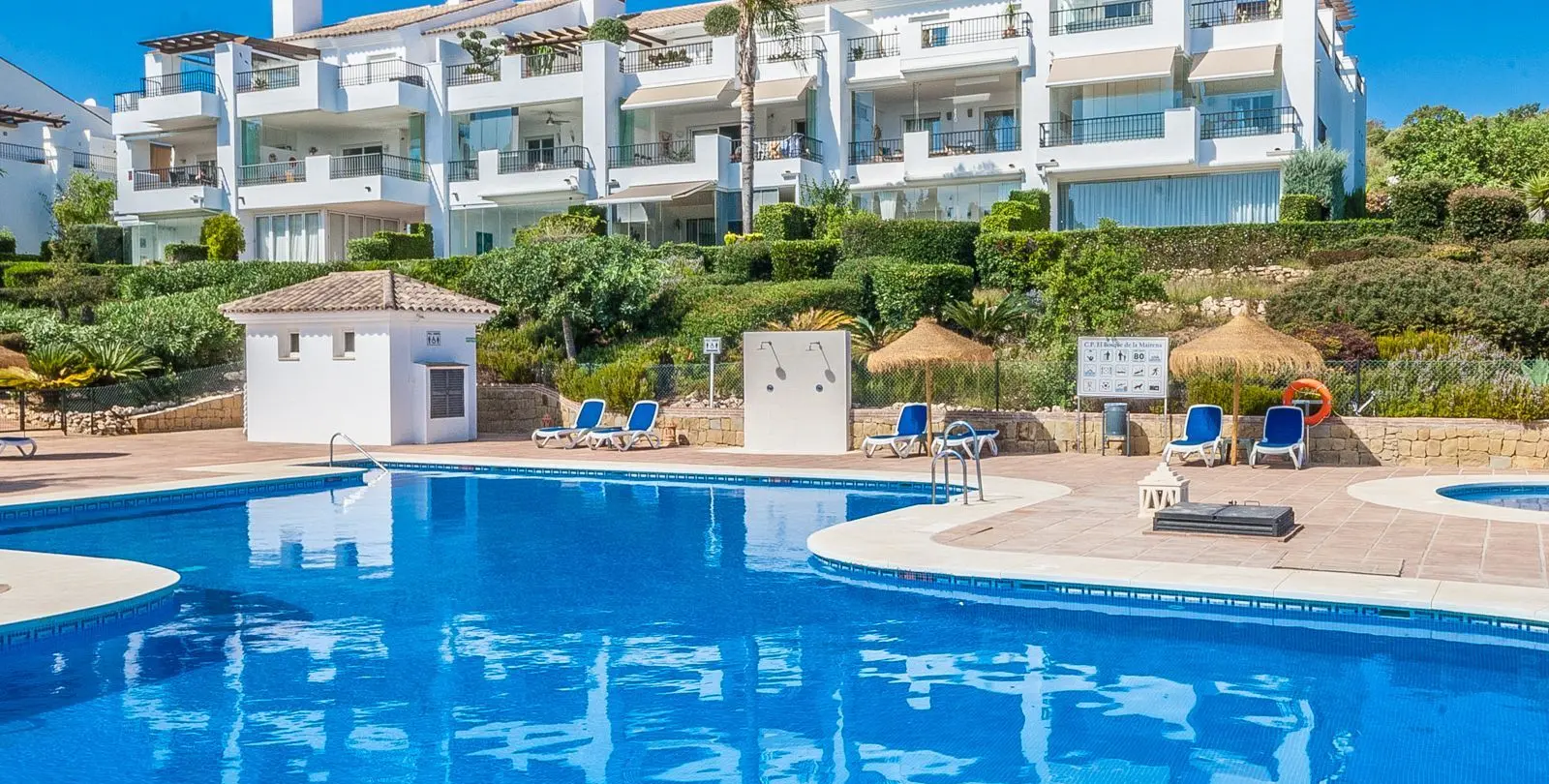 Sale of middle floor apartment in Elviria 2