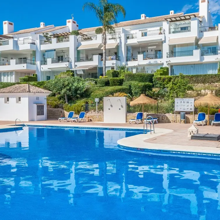 Venta de apartamento en planta media en Elviria