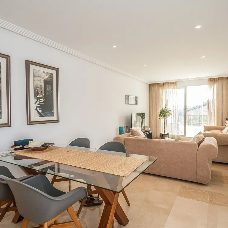 Venta de apartamento en planta media en Elviria