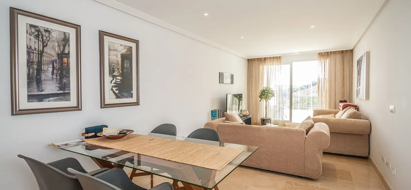 Venta de apartamento en planta media en Elviria 2
