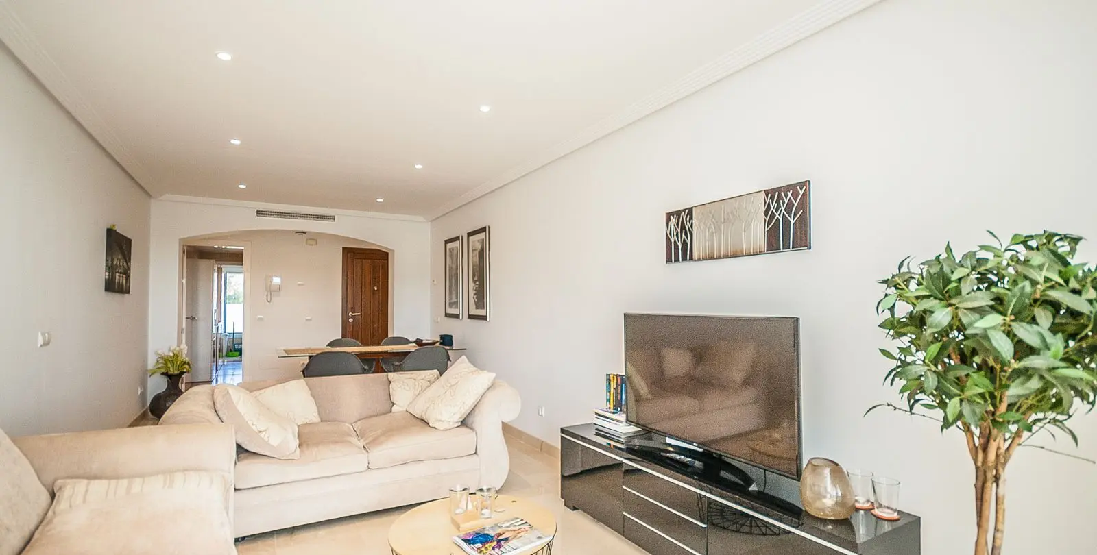 Sale of middle floor apartment in Elviria 13