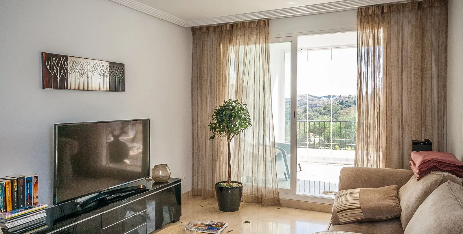 Sale of middle floor apartment in Elviria 15