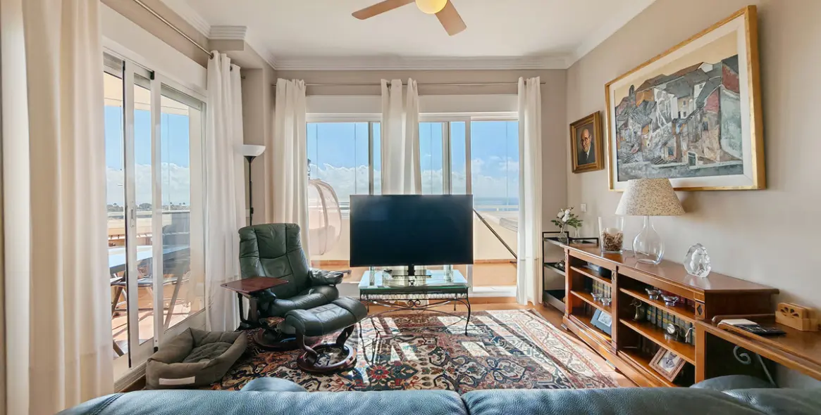 Sale of middle floor apartment in Calahonda 3