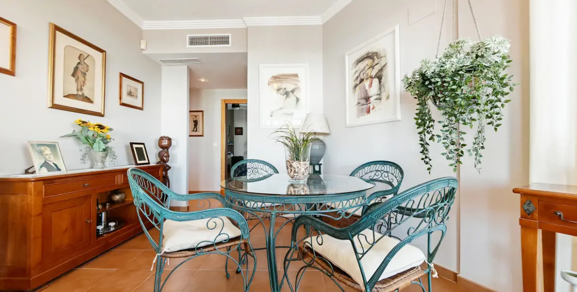 Sale of middle floor apartment in Calahonda 4