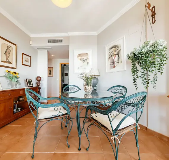 Продажа апартаментов на среднем этаже в Calahonda