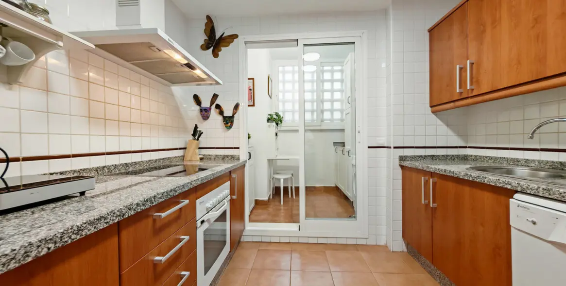 Sale of middle floor apartment in Calahonda 5