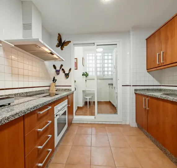 Продажа апартаментов на среднем этаже в Calahonda