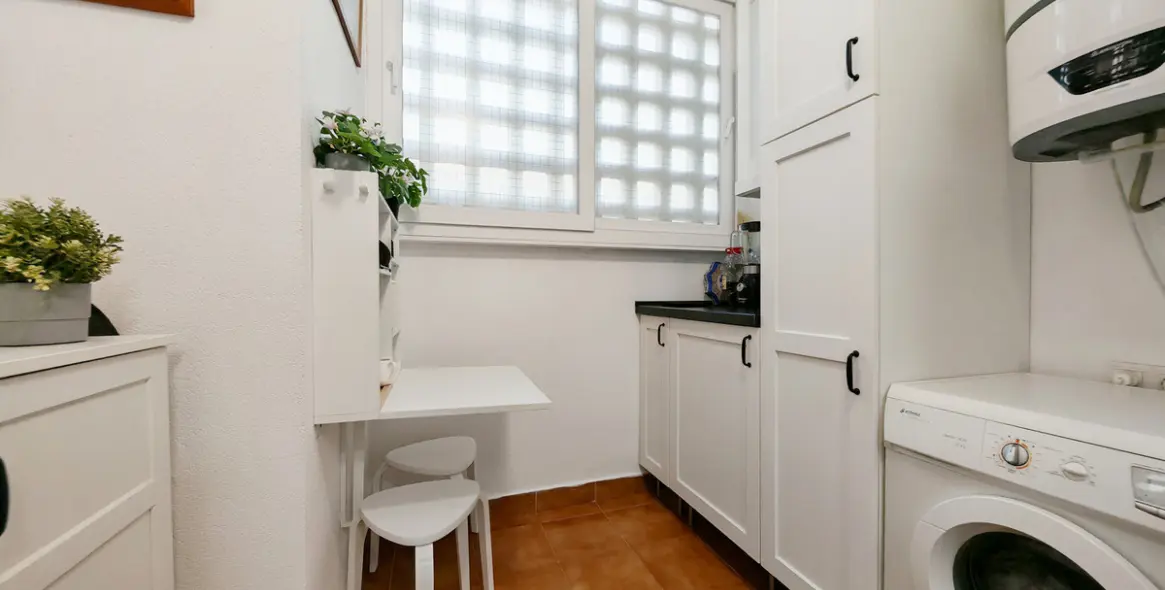 Sale of middle floor apartment in Calahonda 6