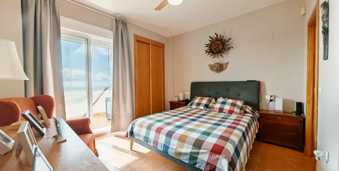 Sale of middle floor apartment in Calahonda 7