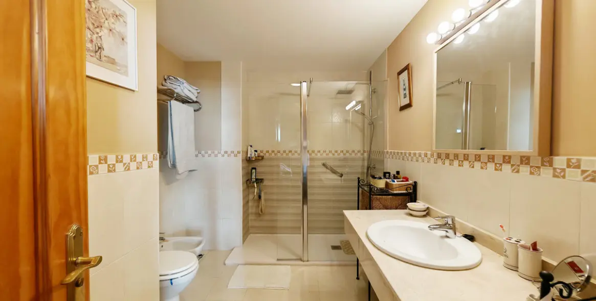 Sale of middle floor apartment in Calahonda 9