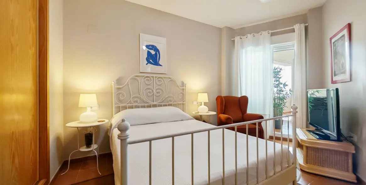 Sale of middle floor apartment in Calahonda 10