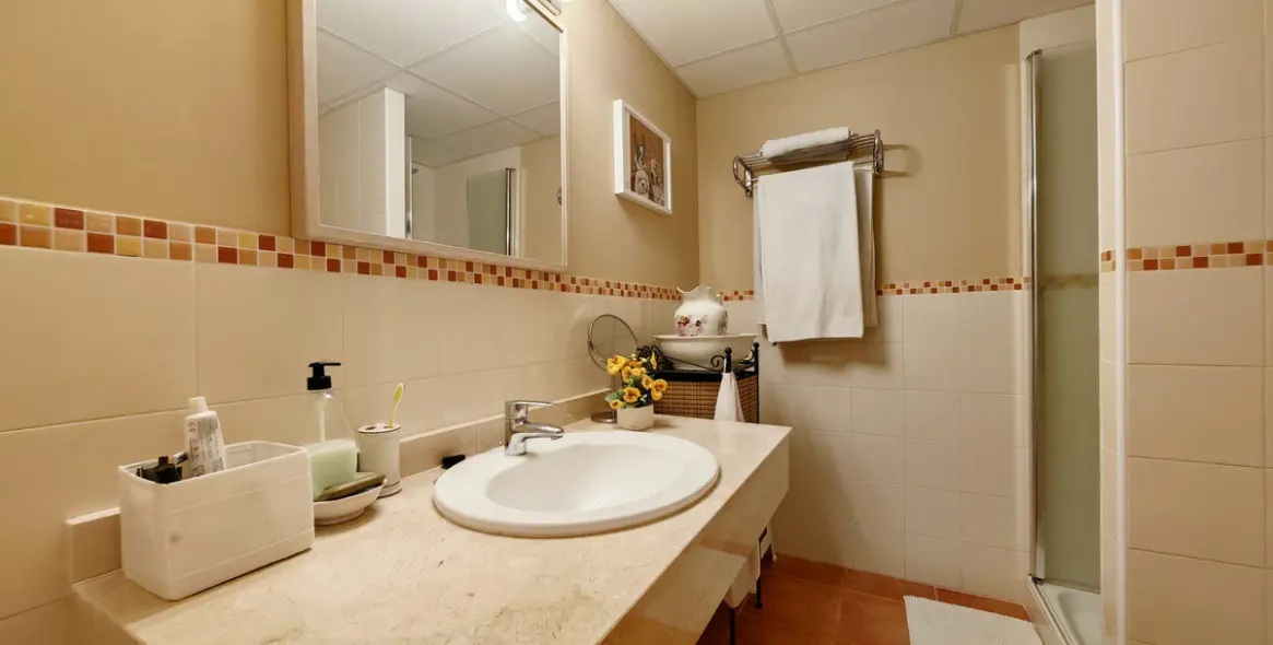 Sale of middle floor apartment in Calahonda 11