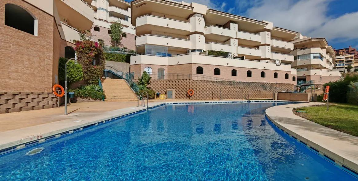 Sale of middle floor apartment in Calahonda 14