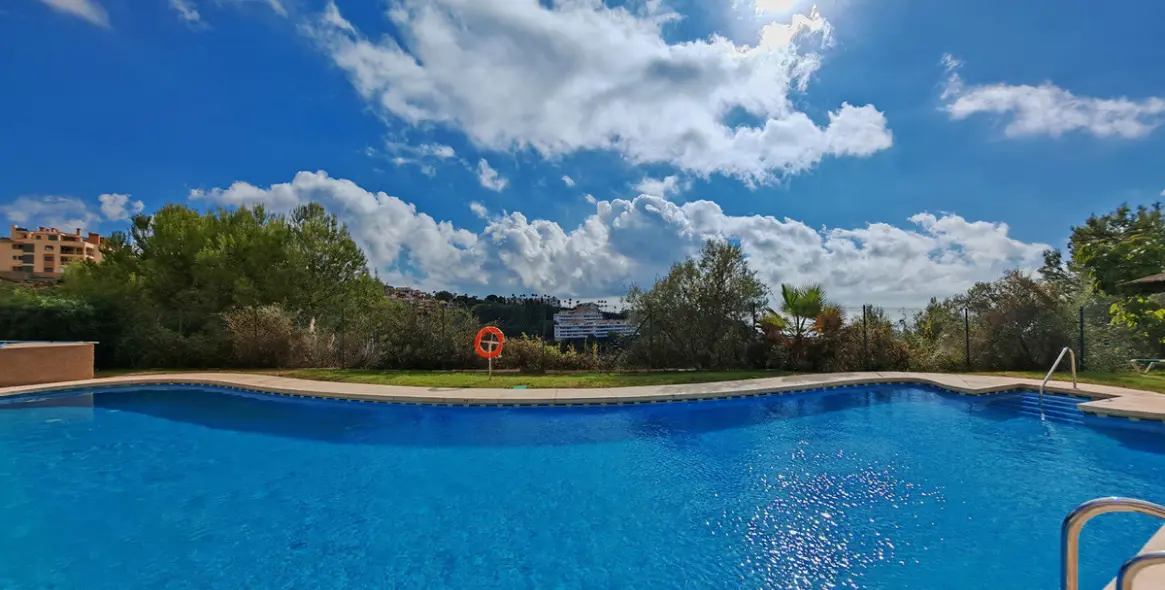 Sale of middle floor apartment in Calahonda 15