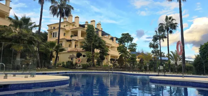 Sale of middle floor apartment in Casares 0