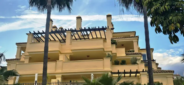 Sale of middle floor apartment in Casares 1