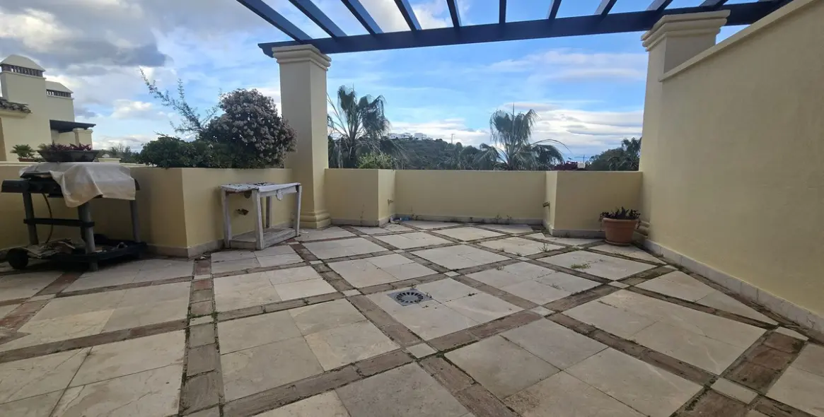 Продажа апартаментов на среднем этаже в Casares 7