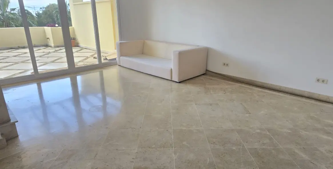 Продажа апартаментов на среднем этаже в Casares 8