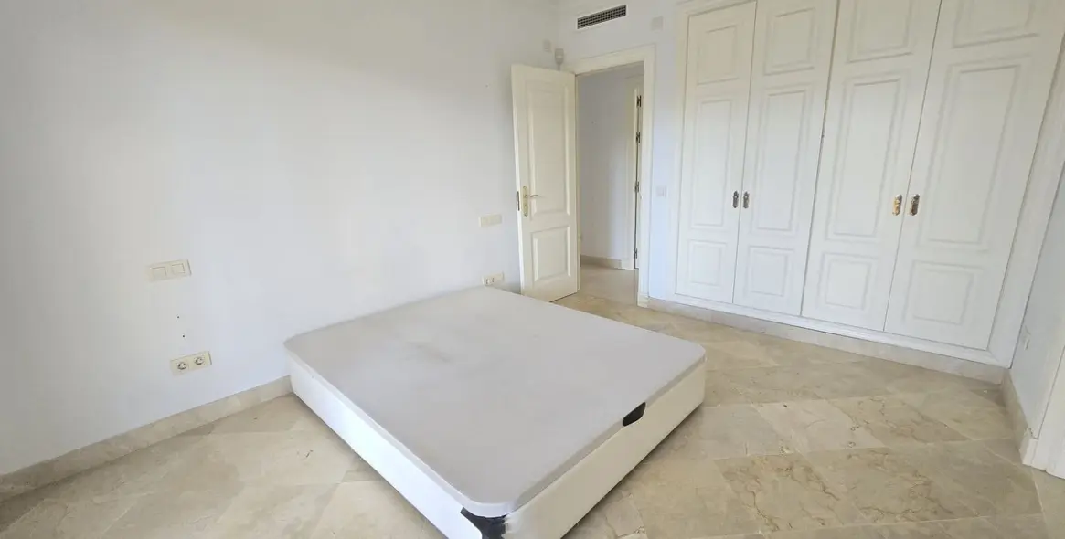 Продажа апартаментов на среднем этаже в Casares 17