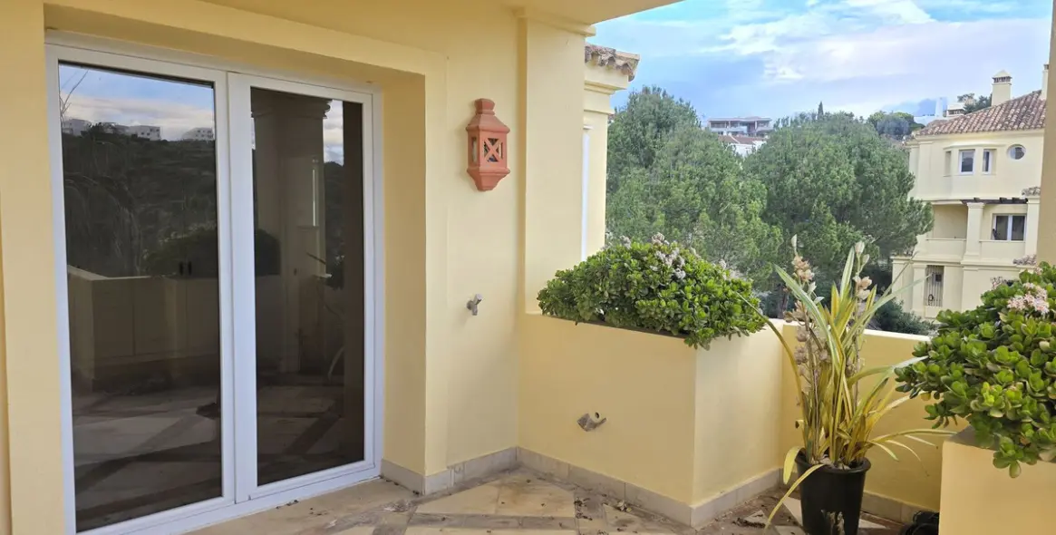 Продажа апартаментов на среднем этаже в Casares 20